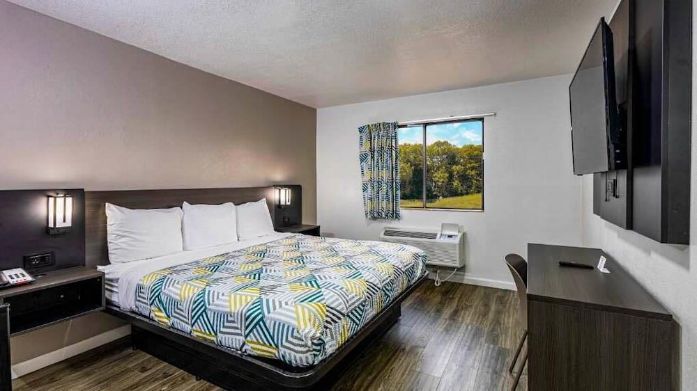 DELUXE, KING BED, SMOKING