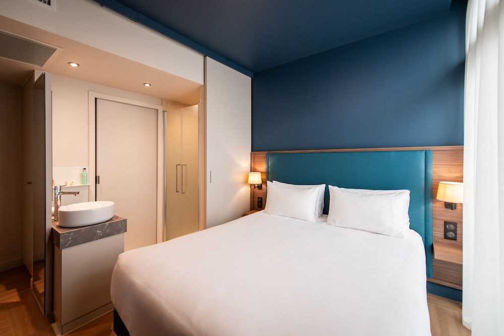 ROOM, DOUBLE BED