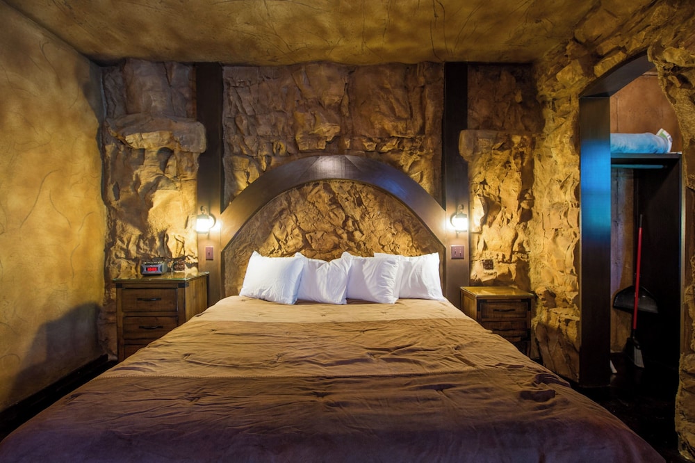 Cave, King Bed