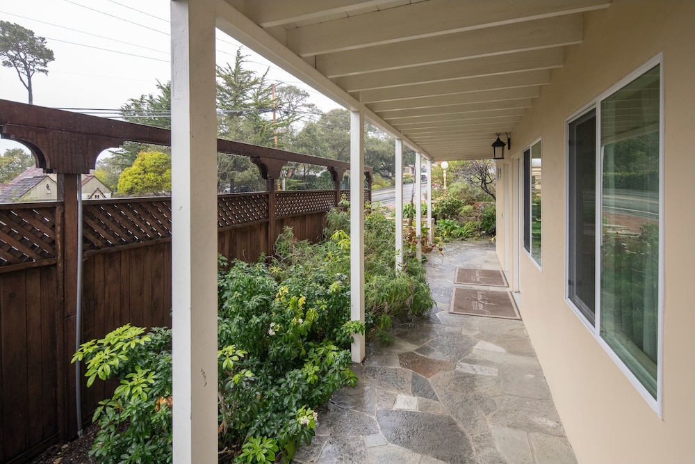 Vendange Carmel Inn and Suites 6/55