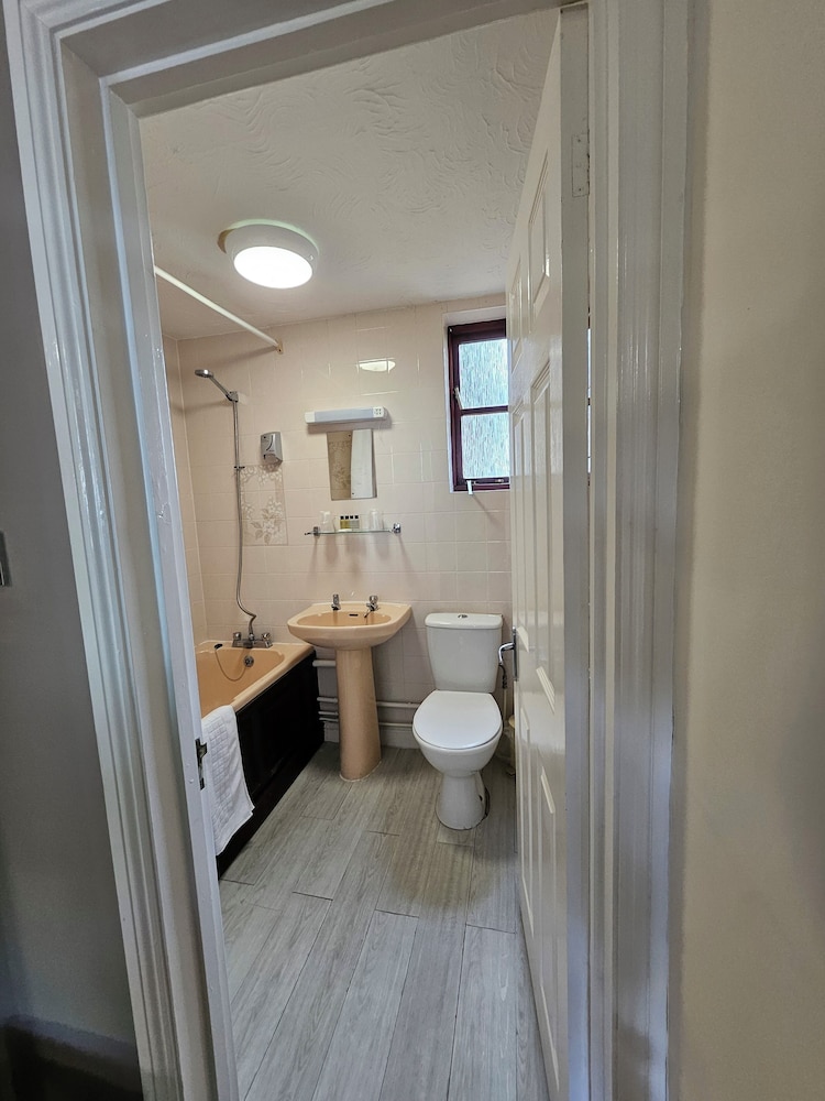 MARSH FARM HOTEL 46/50