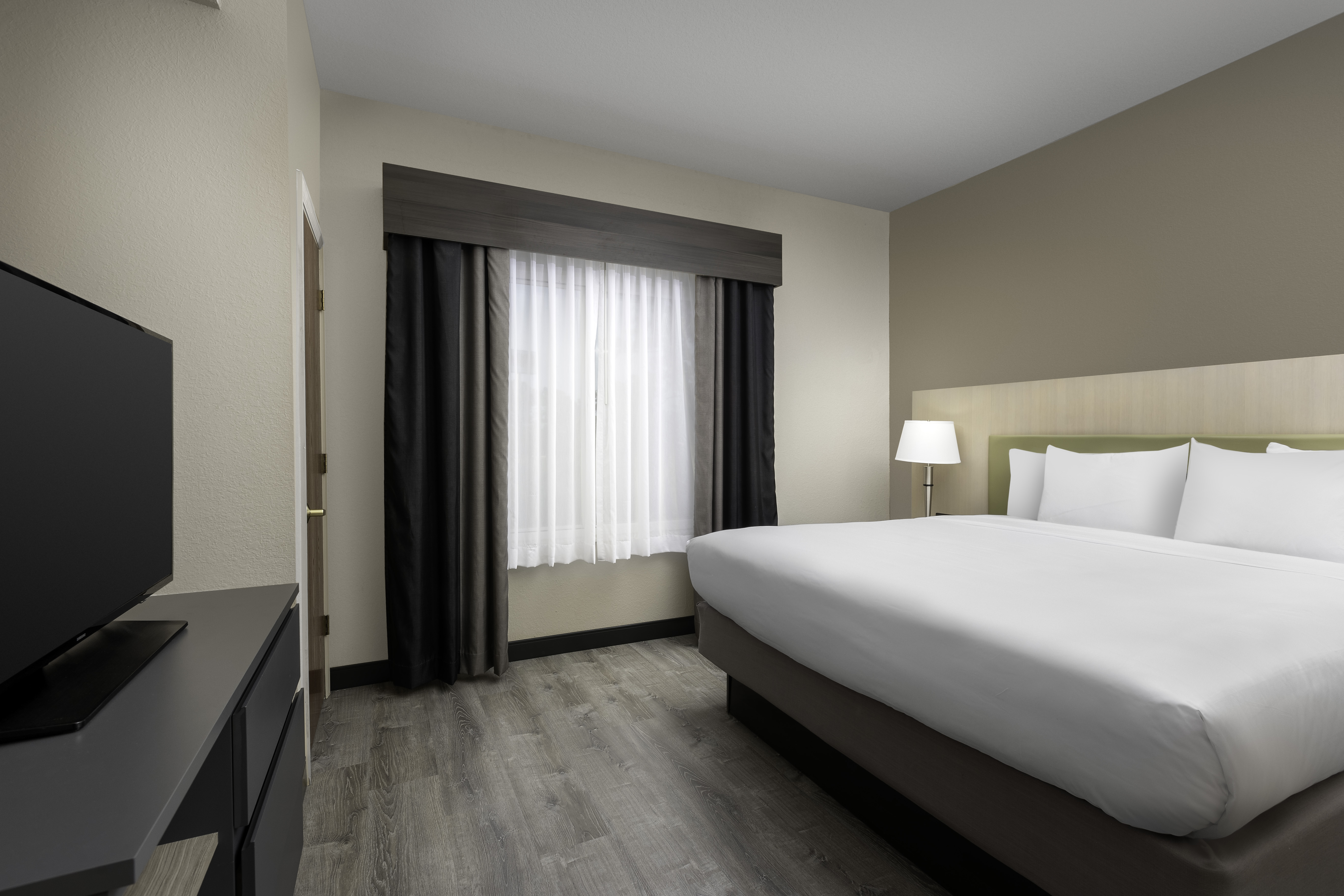 SUITE, KING BED, ACCESSIBLE