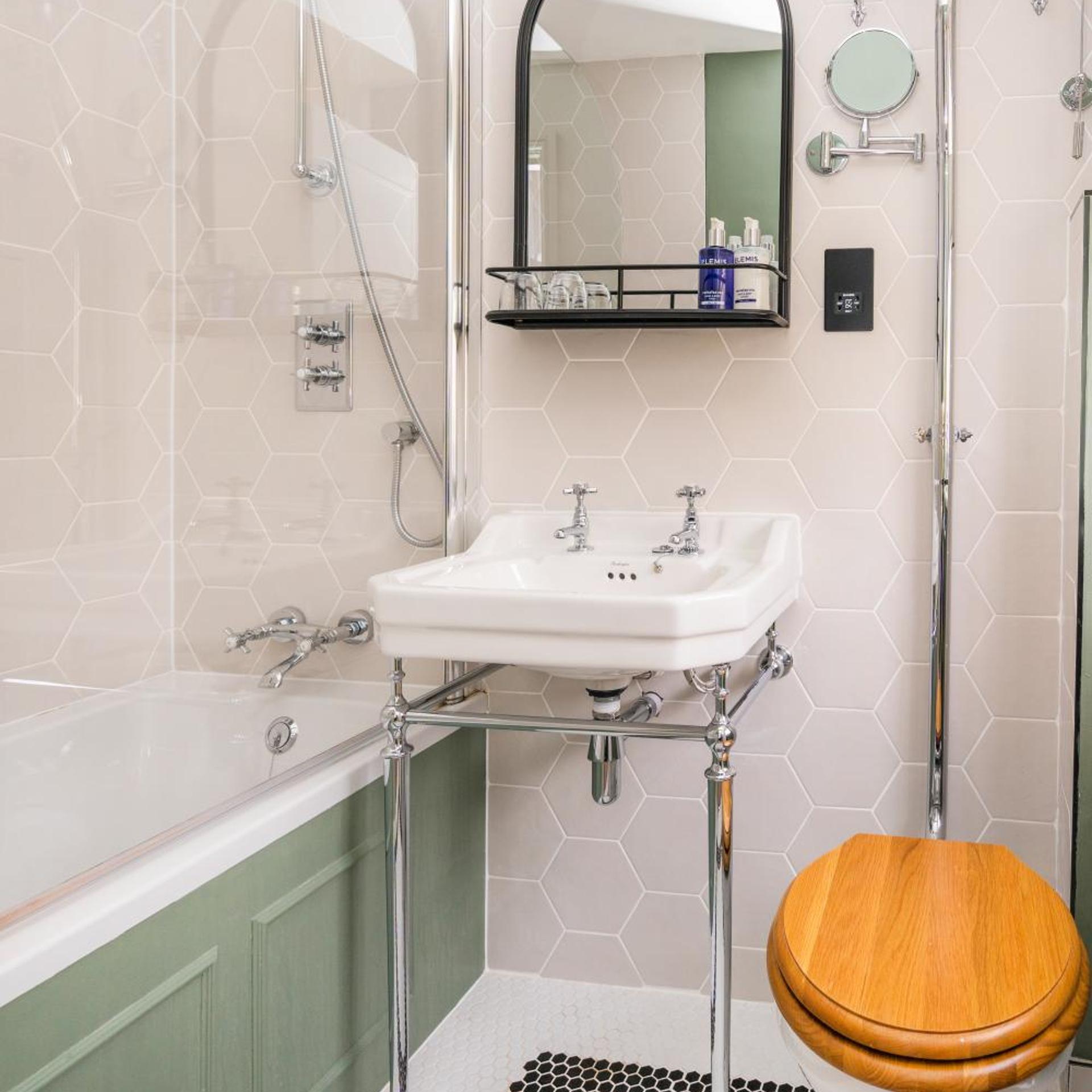 Superior, Basement, Double Bed، Berkeley Square Hotel 8/9