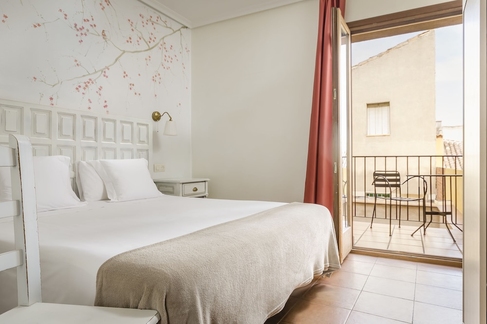 EL HOSTAL PUERTA BISAGRA. 24/60
