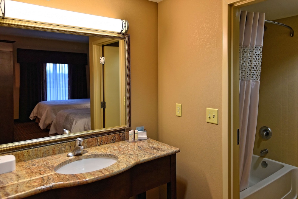 Hampton Inn Geneseo 16/54