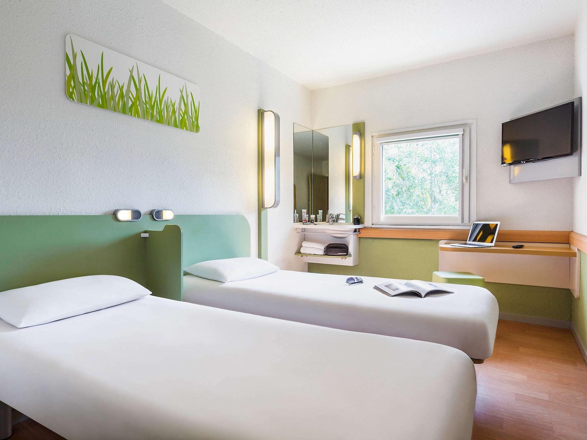 ROOM, TWIN BEDS