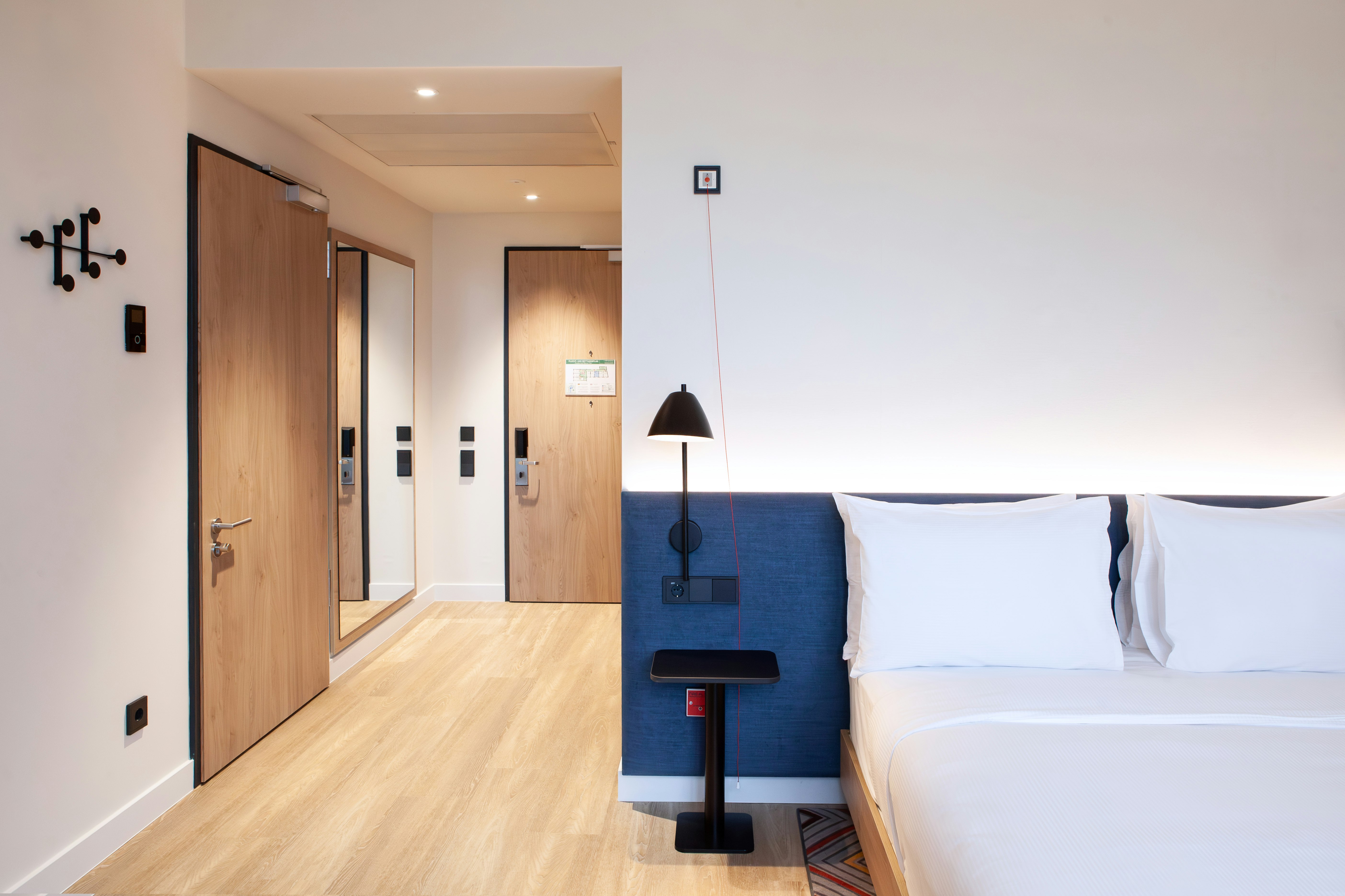 ROOM, QUEEN BED, ACCESSIBLE