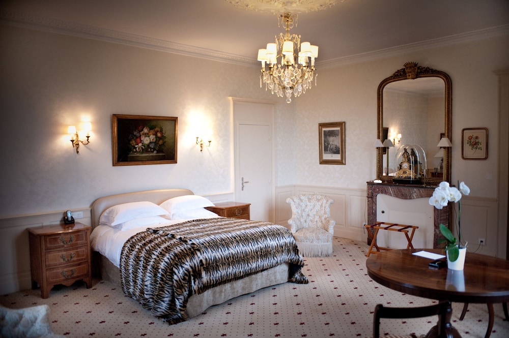 Chateau D'Apigne Rennes 17/50