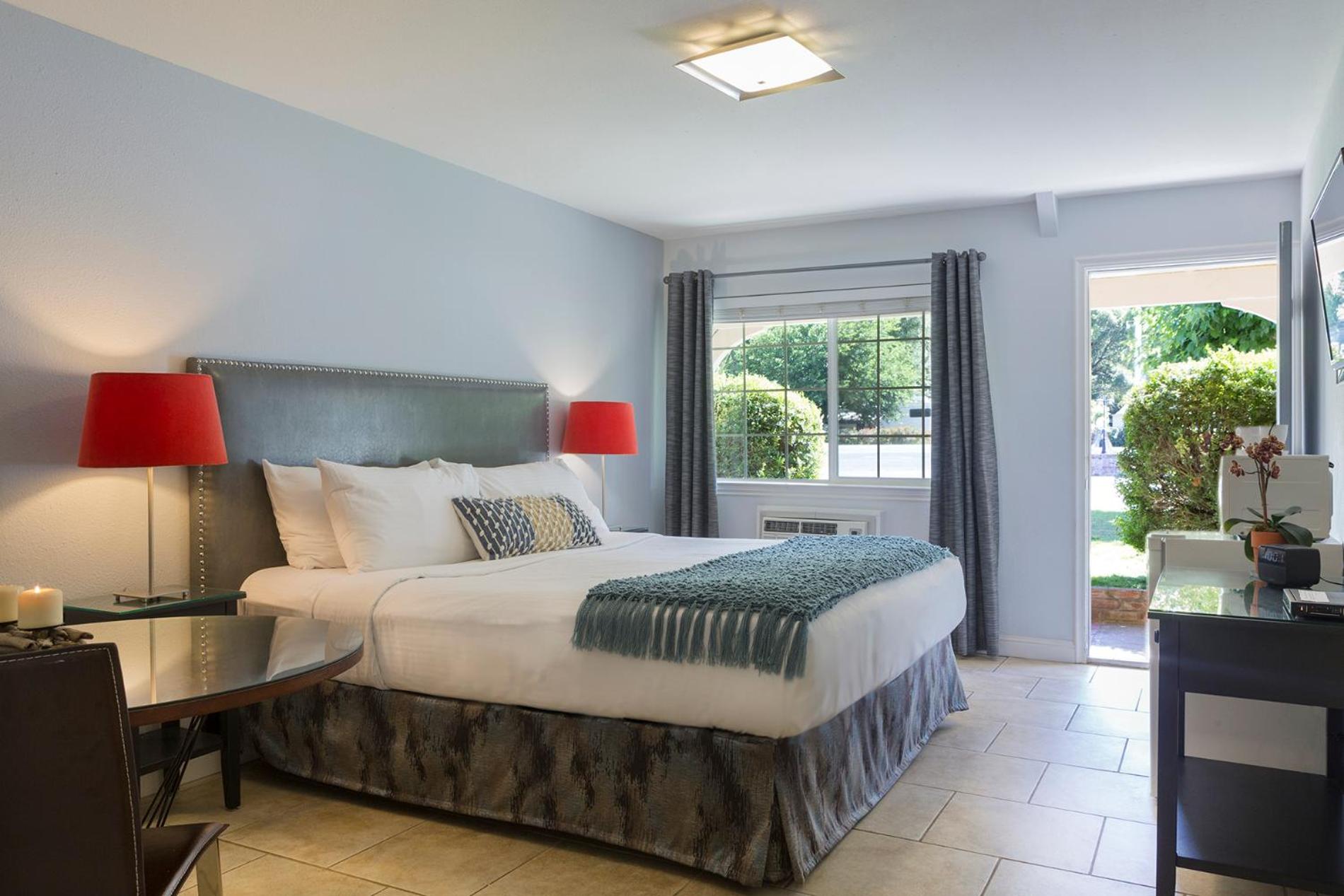 Room, King Bed, Mountain View