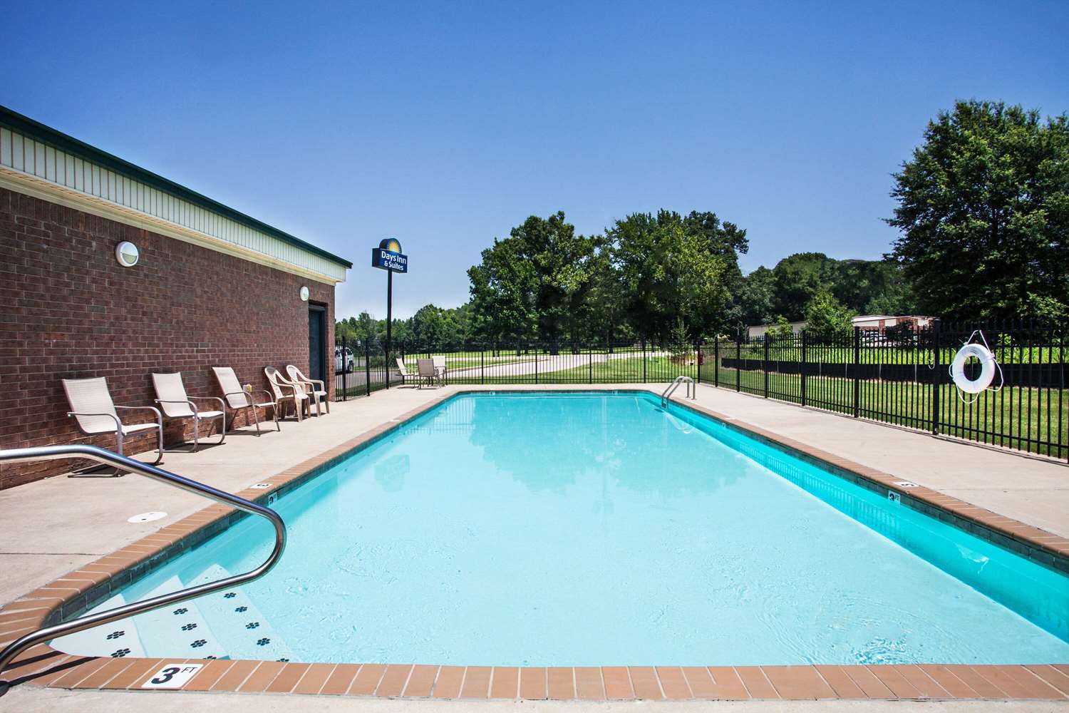 Days Inn & Suites by Wyndham Wynne 7/10
