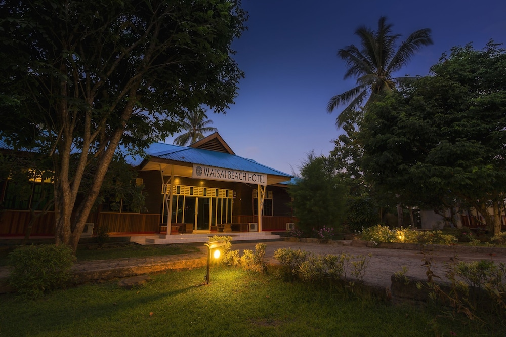 Waisai Beach Hotel 1/8
