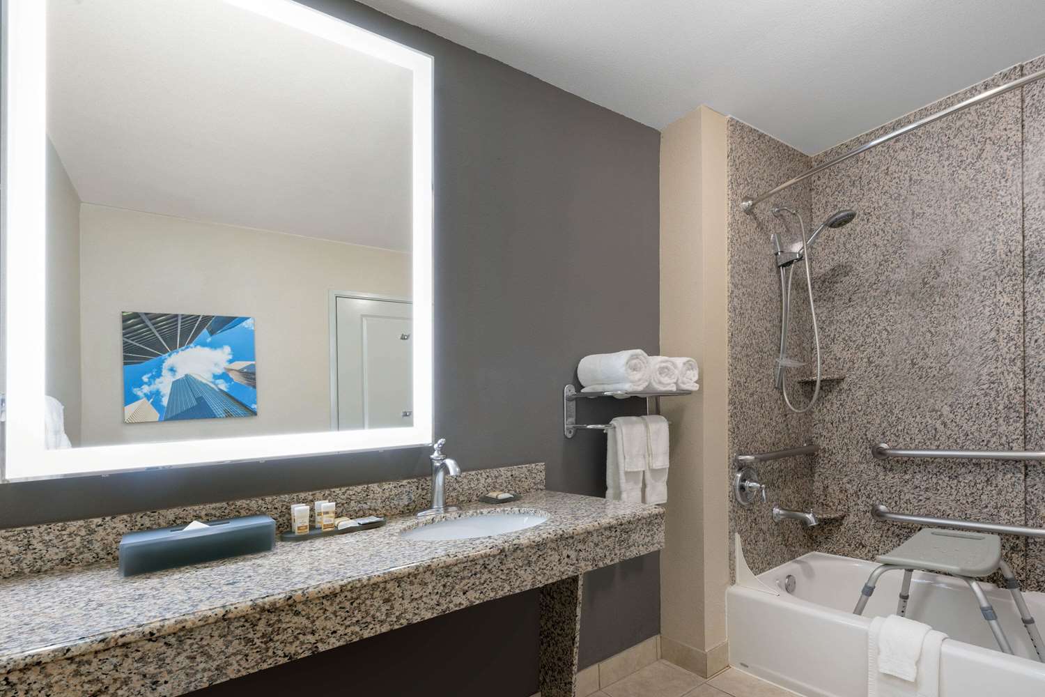 La Quinta Inn & Suites by Wyndham Houston Energy Corridor 60/61