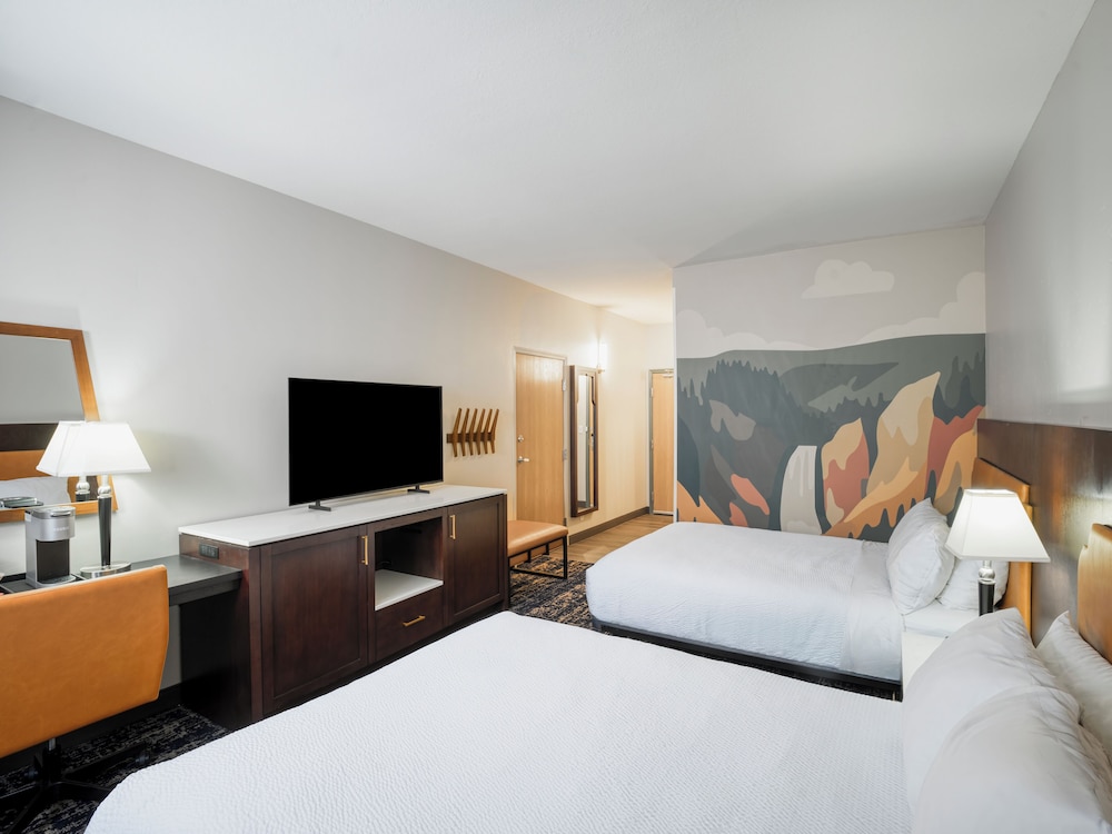 Gray Wolf Inn And Suites 28/67