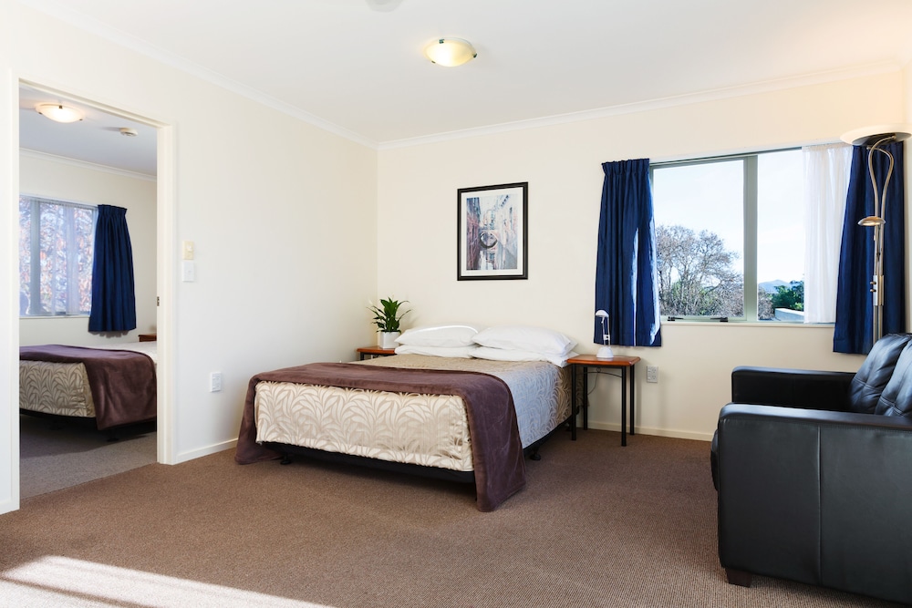 1 Bedroom, Executive, Suite, 1 Single and 2 Double Beds, Kitchenette