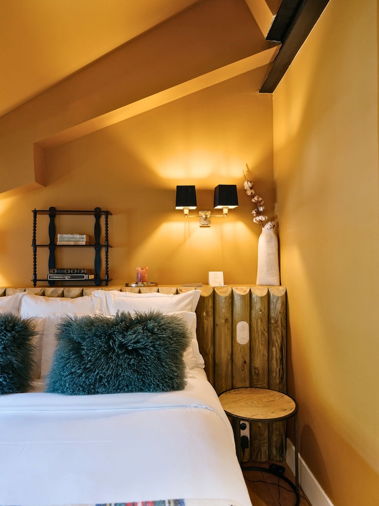 Mountain, King and Twin Beds
