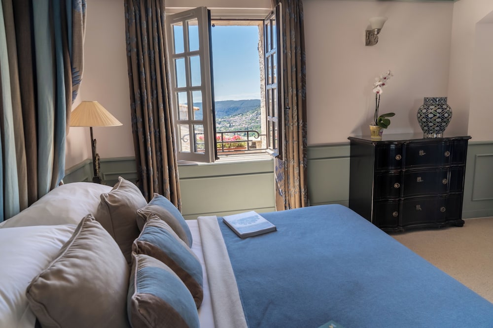 Vice President, Junior Suite, Queen Bed