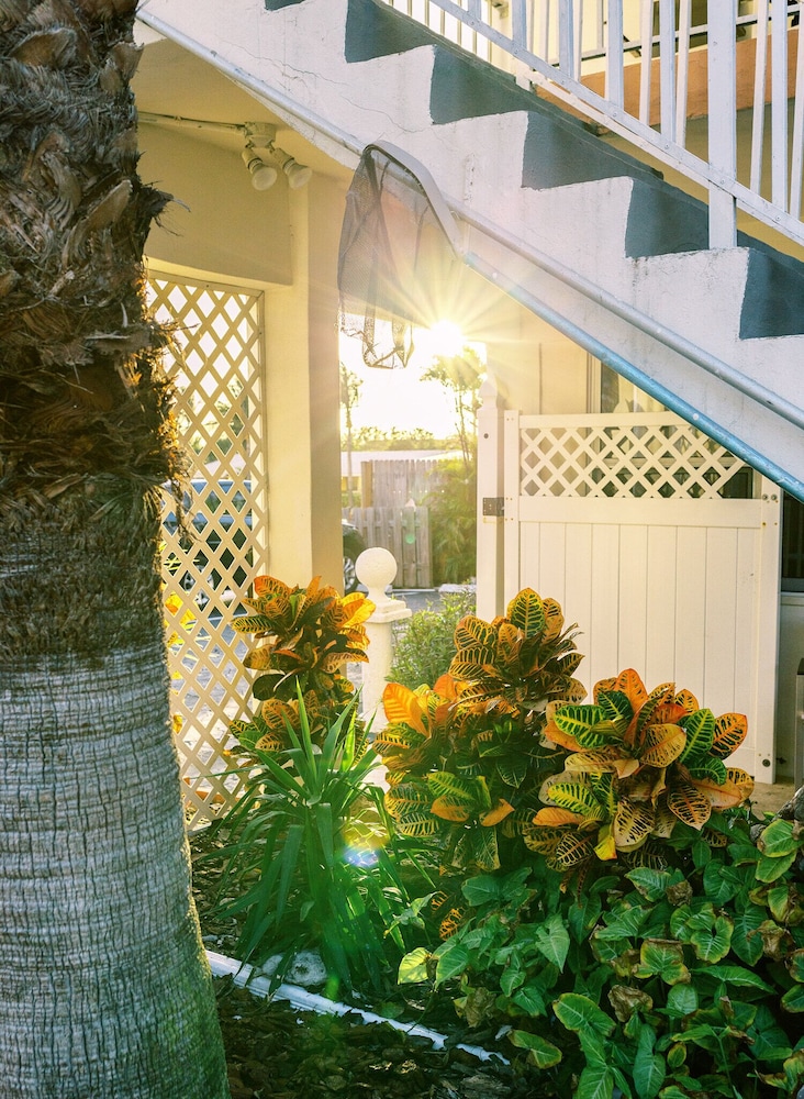 Beachside Garden Apartments By Lowkl 40/50