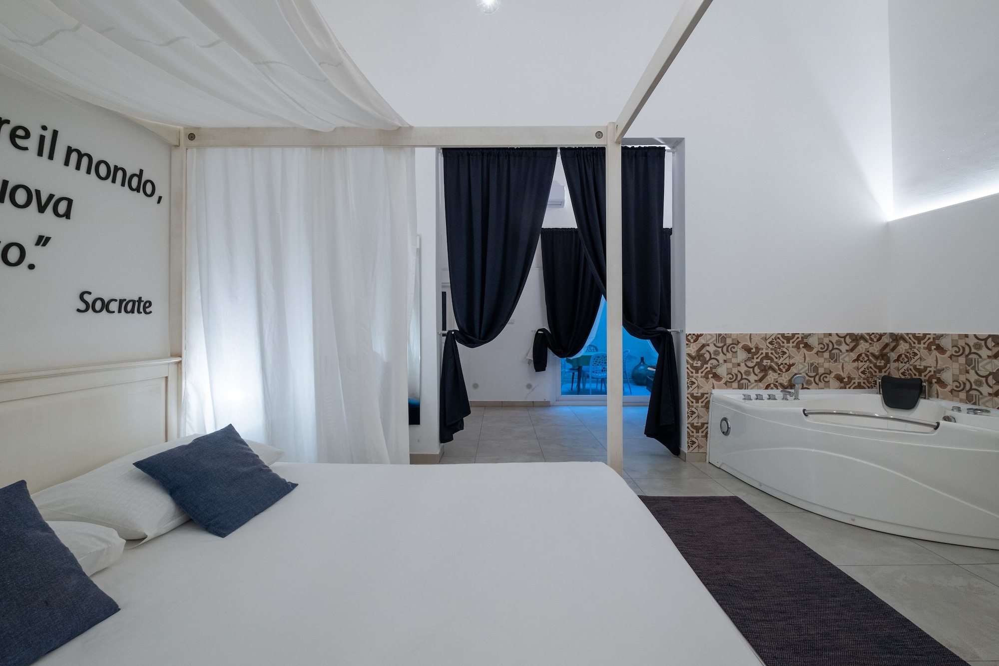 SUITE, SINGLE BED, QUEEN BED, SOFA