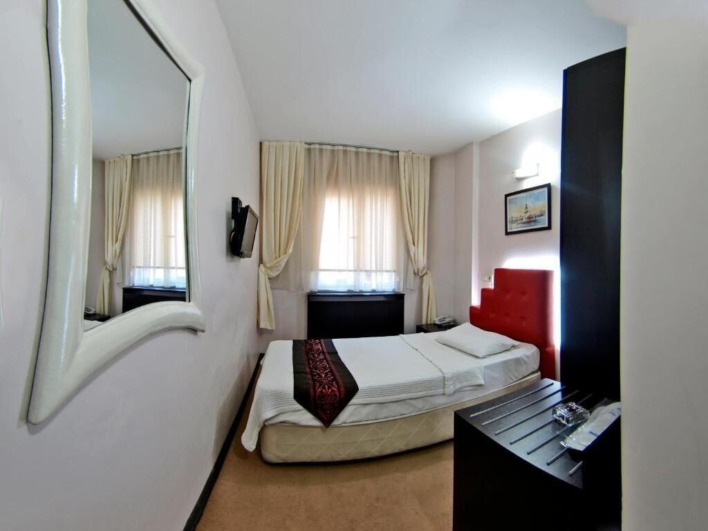 ROOM, TWIN BEDS