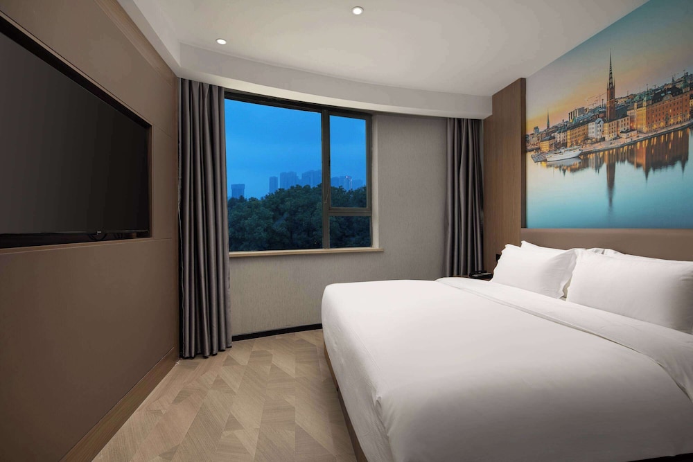 DELUXE, SUITE, KING BED