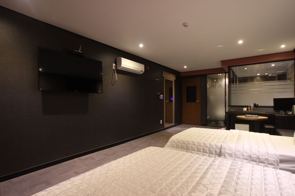 G7 Hotel 12/42
