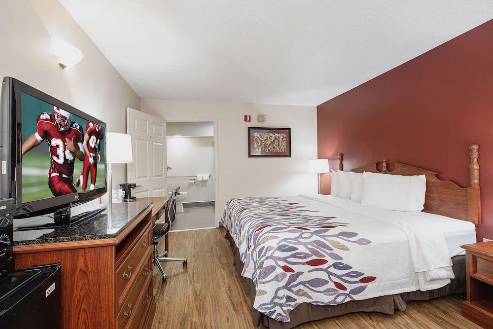 Red Roof Inn & Suites Calhoun 14/34