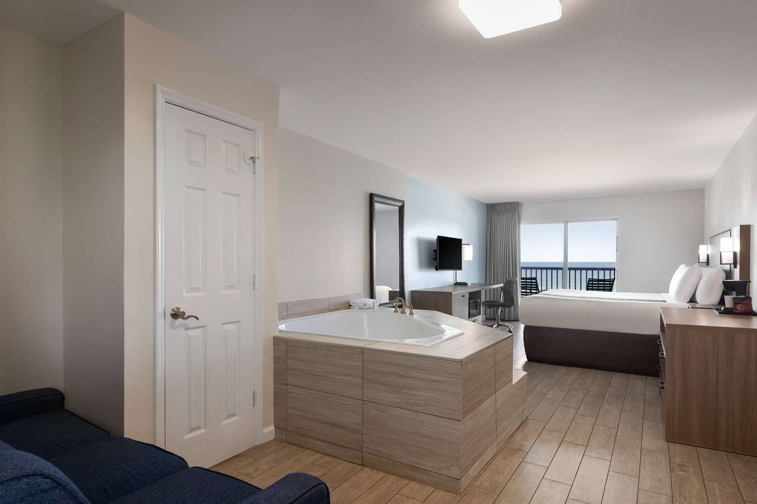 La Quinta Inn & Suites by Wyndham Oceanfront Daytona Beach 10/23