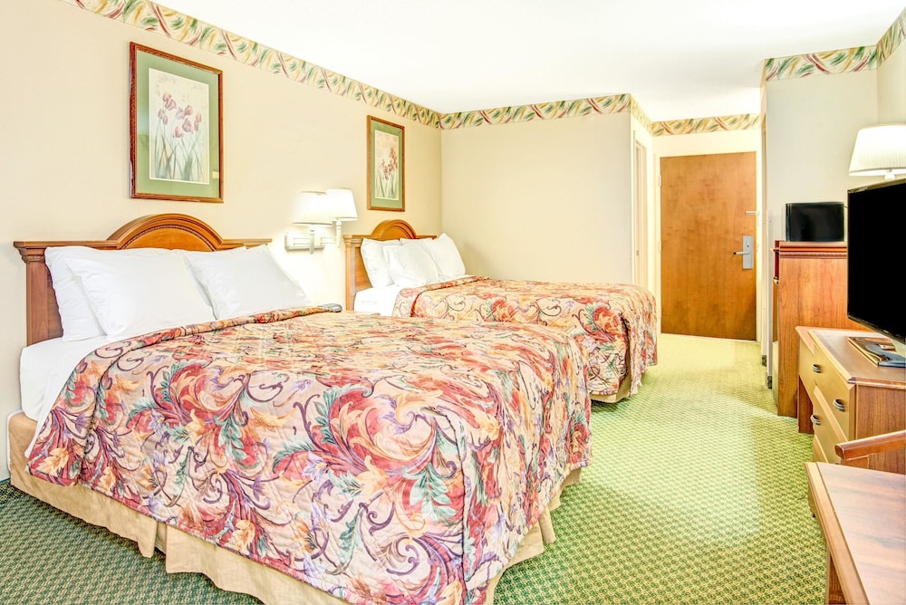 Days Inn by Wyndham Louisburg 9/44