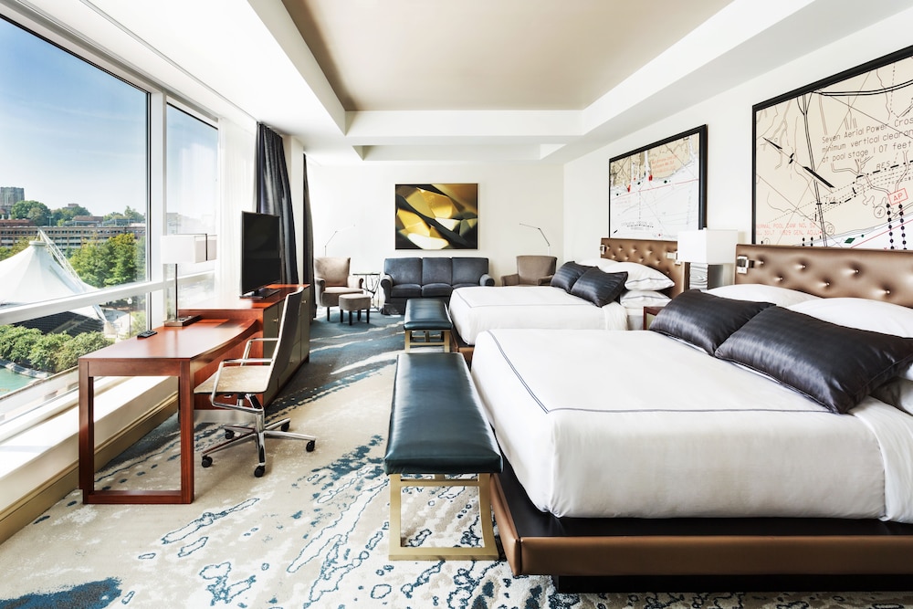 EXECUTIVE, 2 KING BEDS, SOFA, BATHTUB
