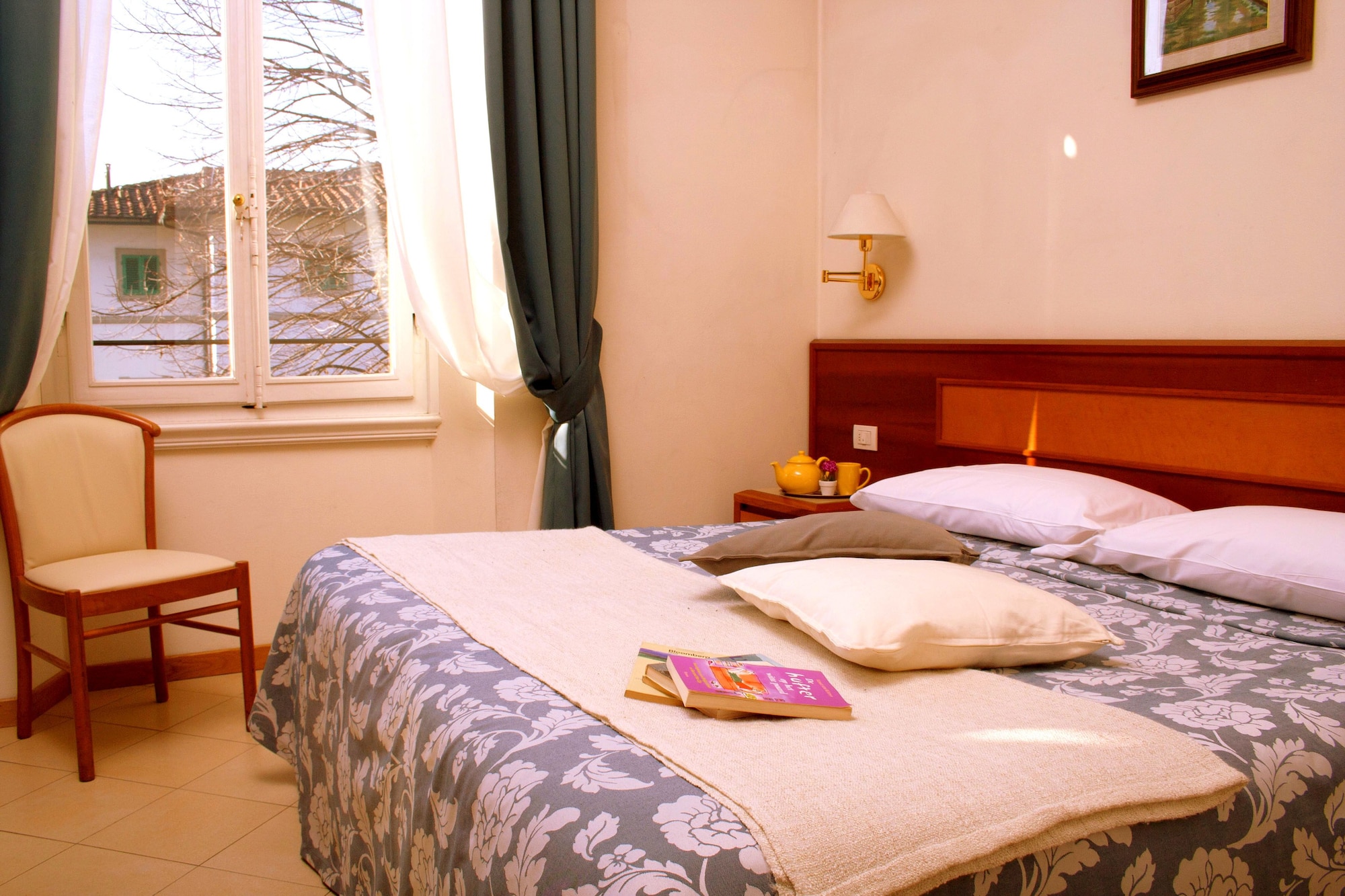 ROOM, DOUBLE OR TWIN BED