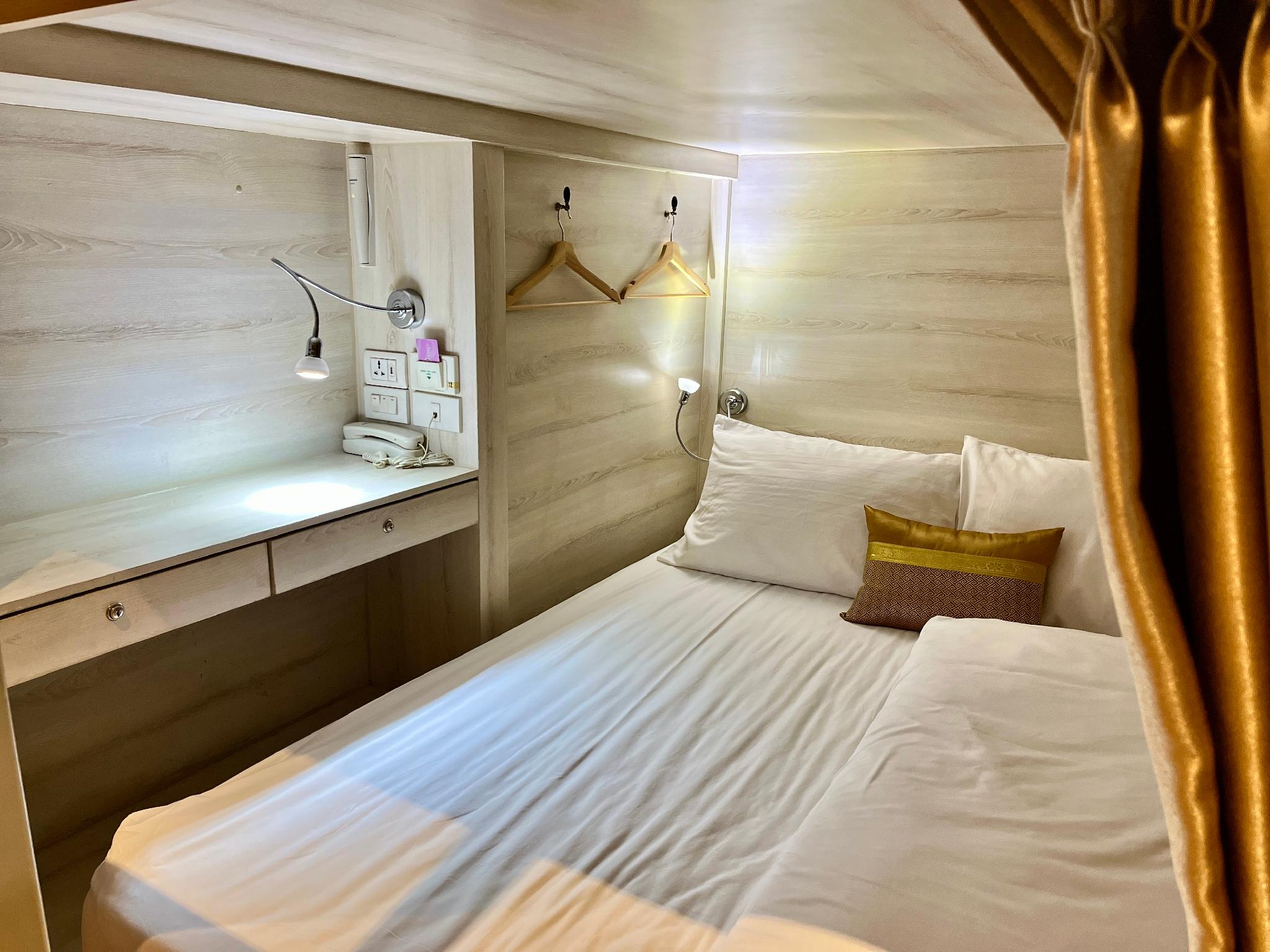 Private, Female Only, 8 People, Bunk Bed, Shared Bathroom