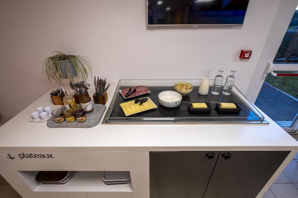 PREMIERE CLASSE HOTEL ROISSY - AEROPORT CDG - LE MESNIL AMELOT 52/61