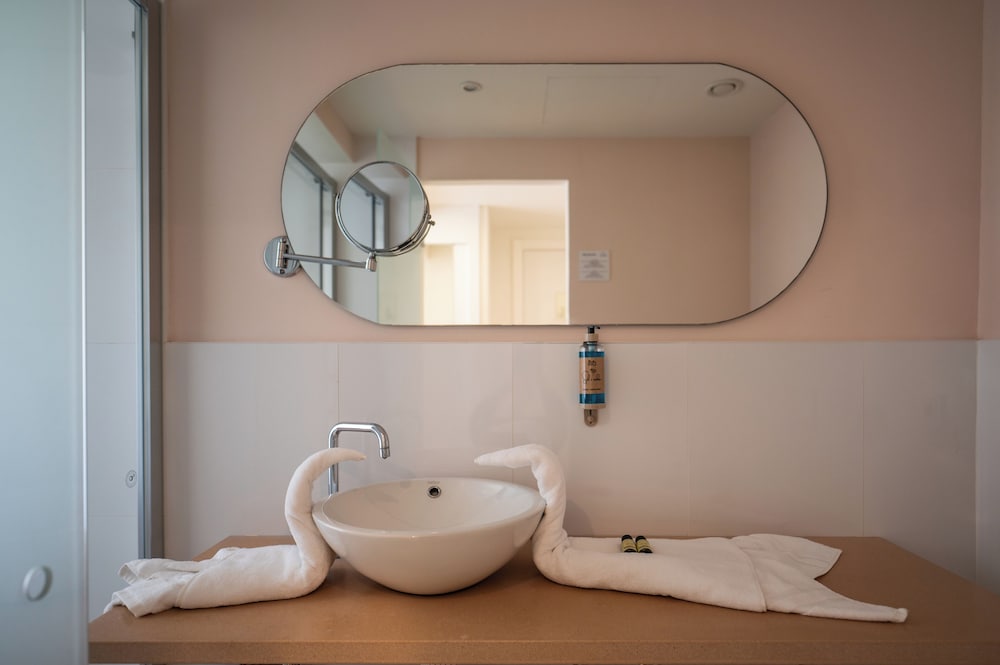 غرفة سوبيريور عائلية بسرير كوين بإطلالة على المسبح بشرفة، Sol I Vida Boutique Hotel Adults Only 6/6