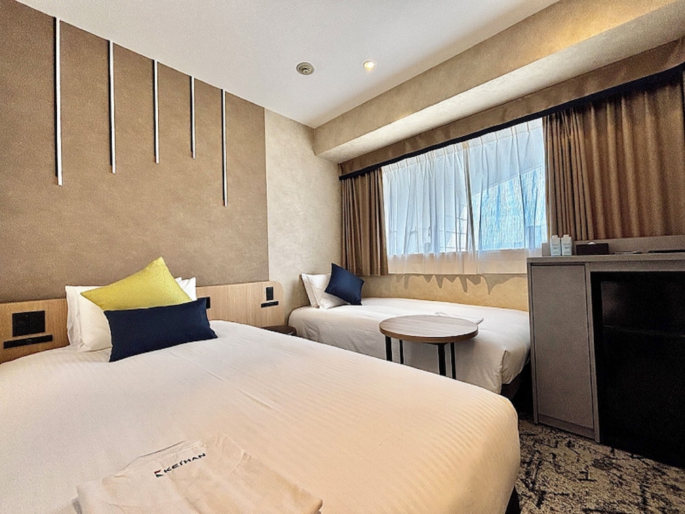 Moderate, Single Bed, Sofa