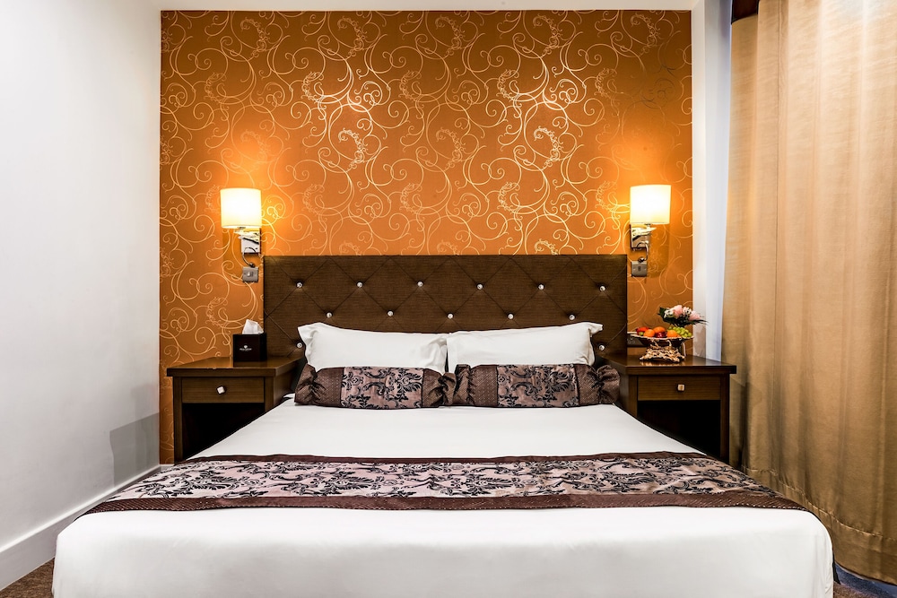 ROOM, DOUBLE BED