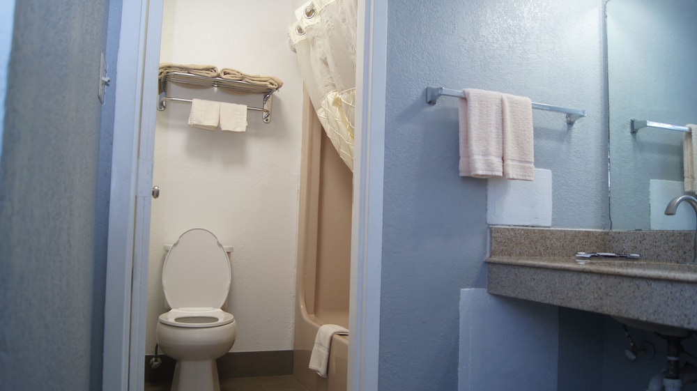 Holiday Lodge And Suites 43/46