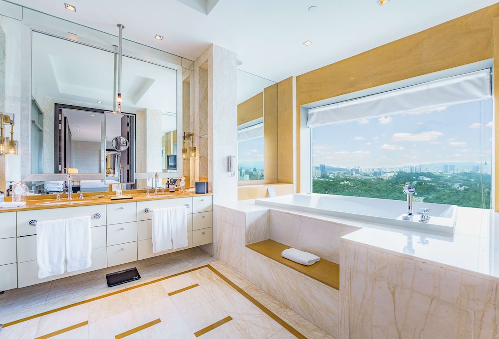 Executive, Penthouse, King Bed, Lake View, Kitchen, Hilton Kuala Lumpur 8/10