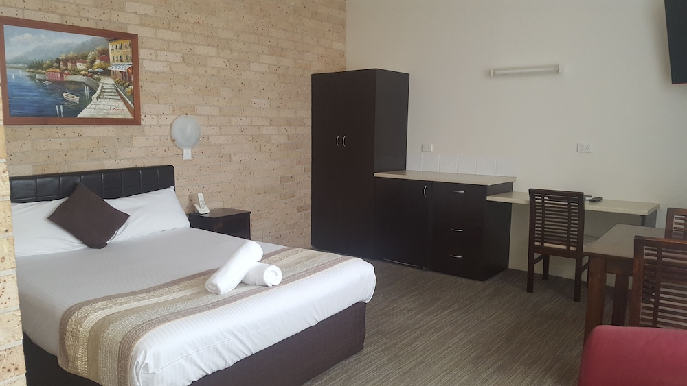 Sanctuary Resort Motor Inn 8/30