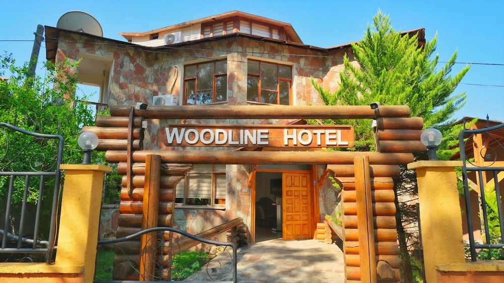 Woodline Hotel 2/33