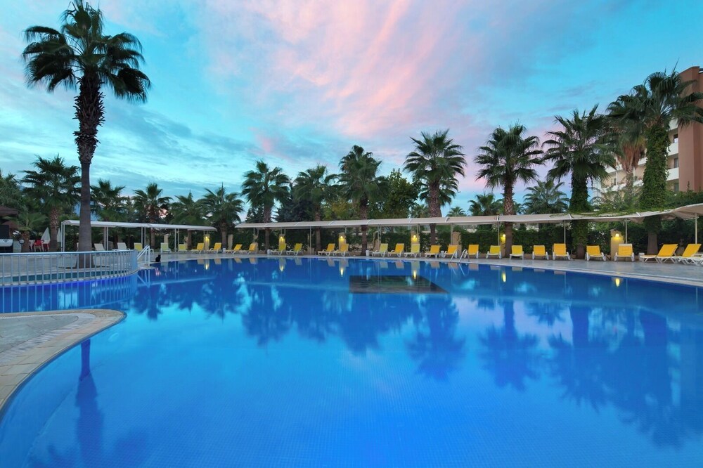 Larissa Inn 28/50