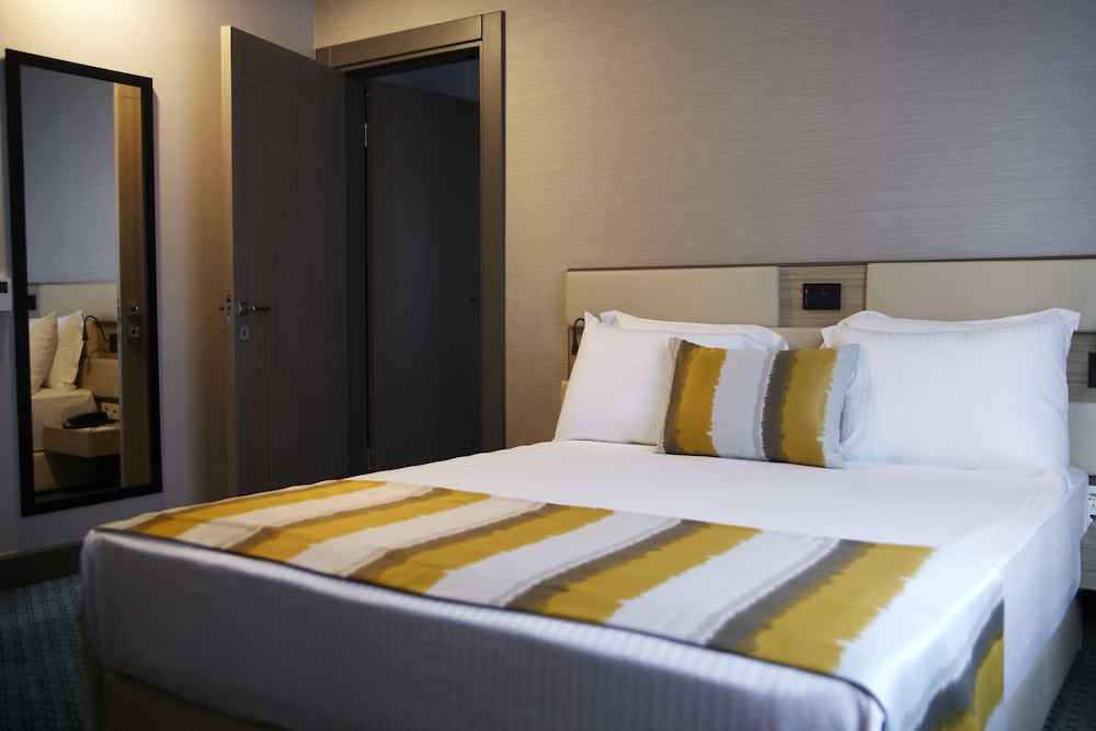 DELUXE, DOUBLE OR TWIN BED
