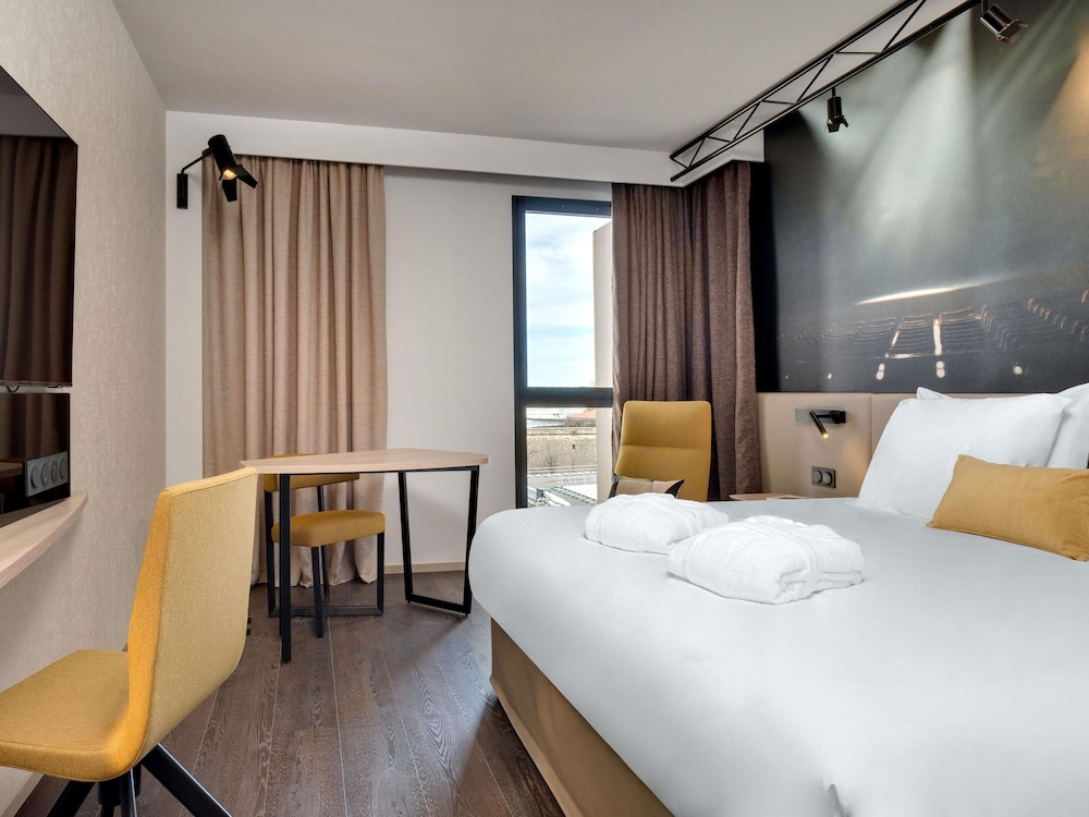 PRIVILEGE, DOUBLE BED