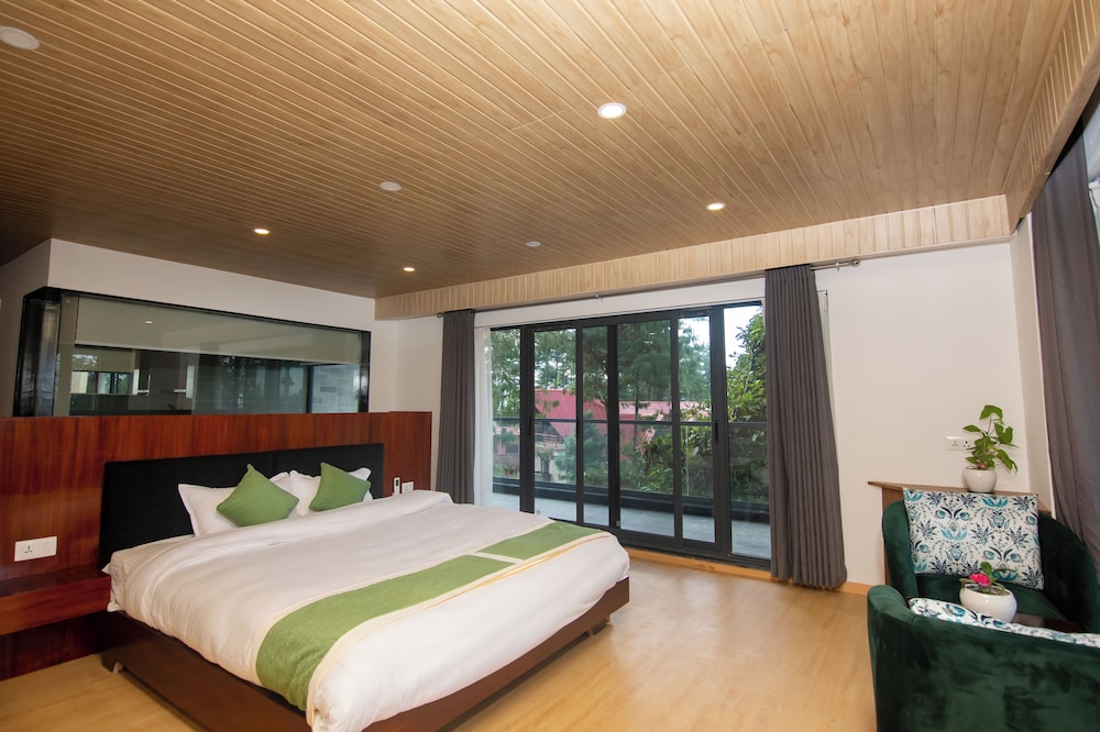 DELUXE, DOUBLE OR TWIN BED
