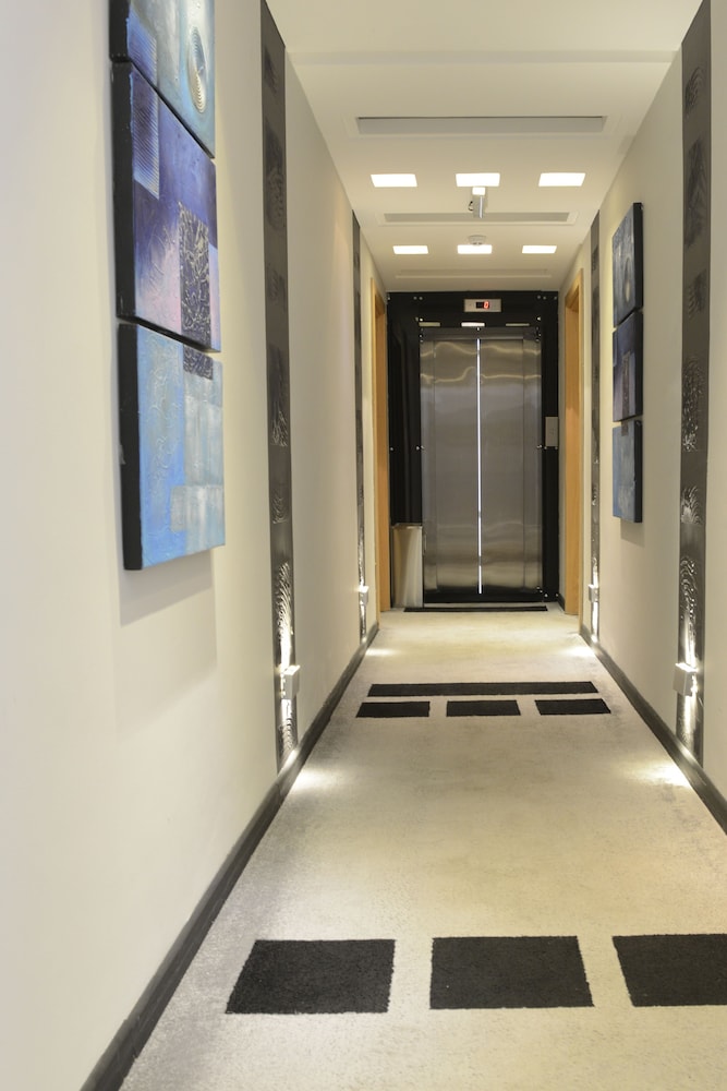 Crystal Hotel 4/39