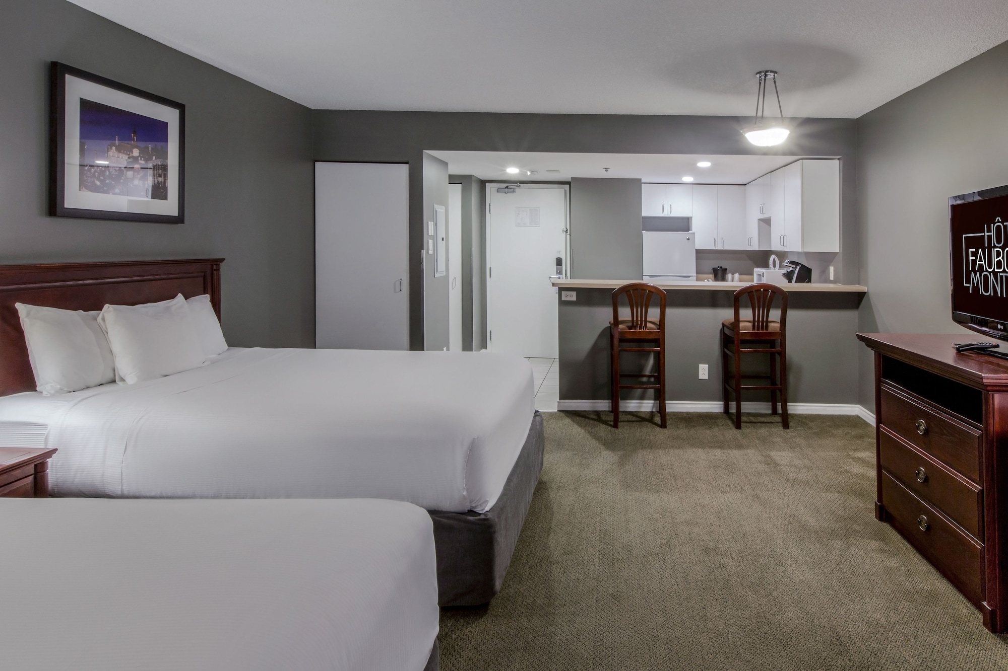 studio, 2 queen beds, kitchenette