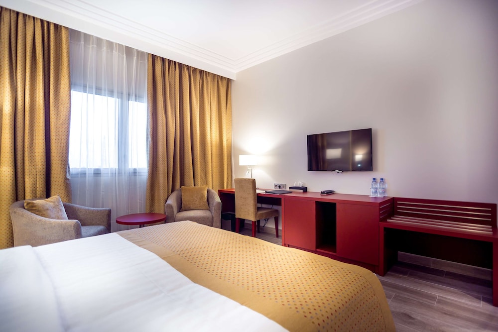 Golden Tulip Le Diplomate Cotonou 11/72