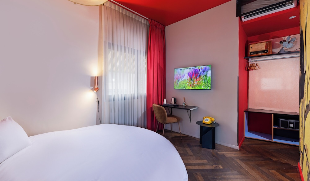ROOM, QUEEN BED