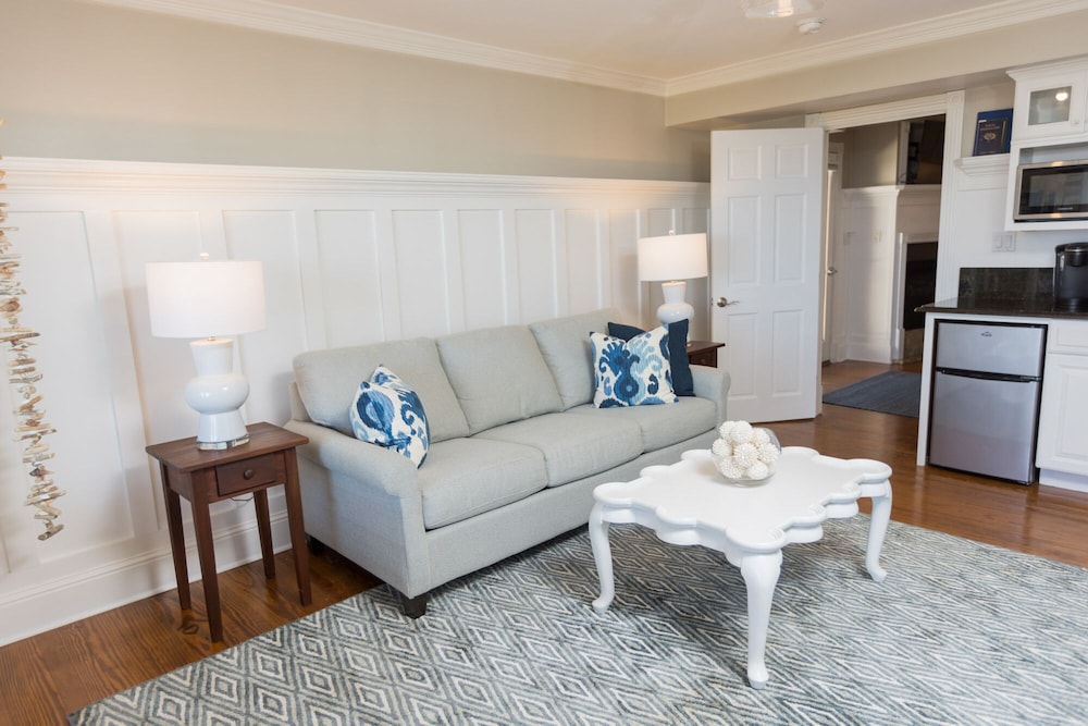The Burrus House Inn Waterfront Suites 35/50