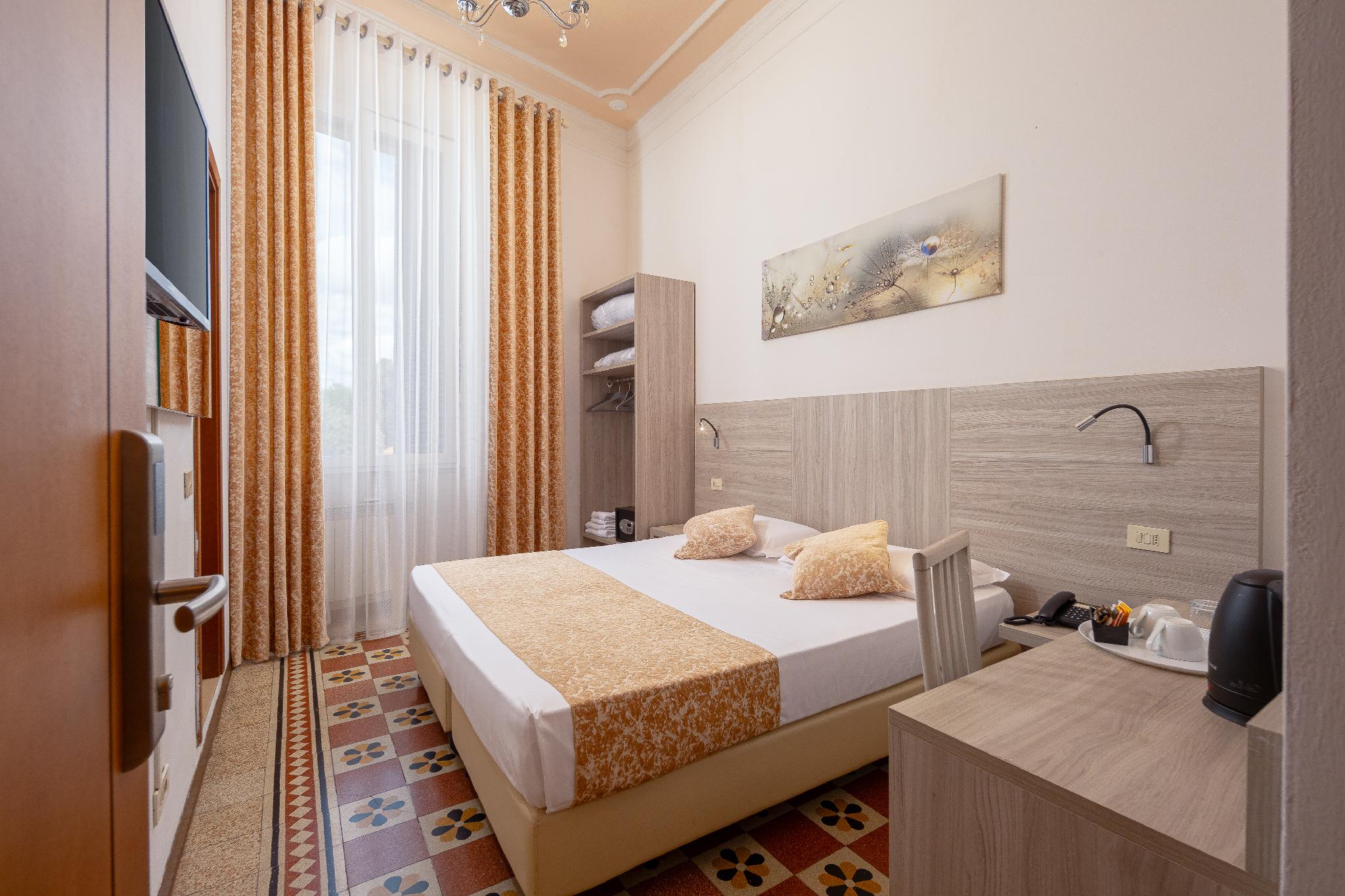 ROOM, DOUBLE BED