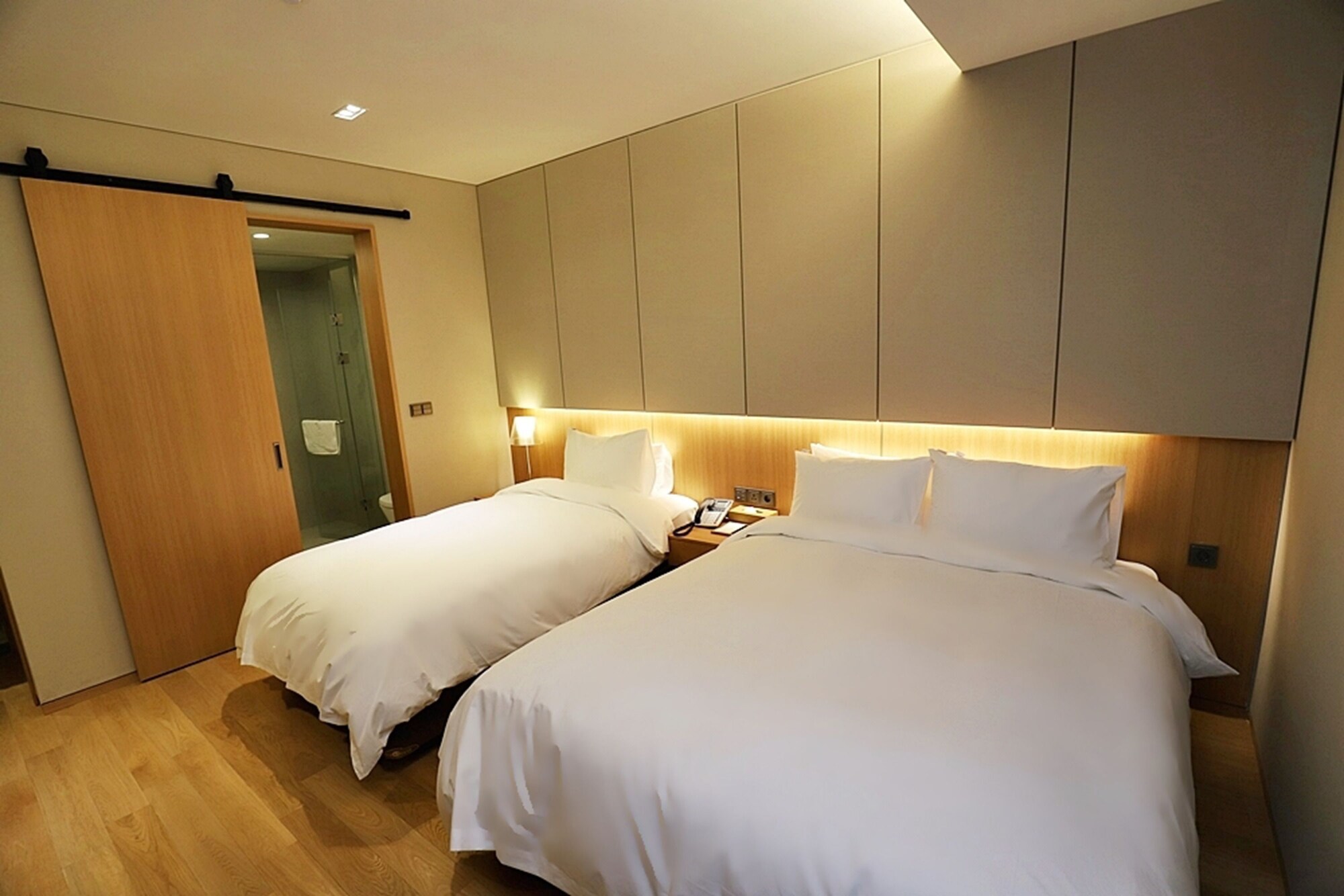 SUPERIOR, FAMILY, TWIN BEDS